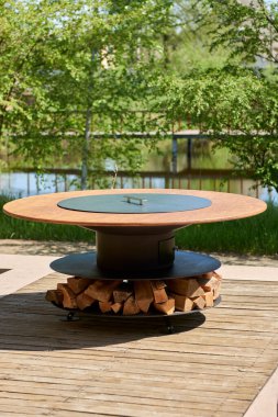 Tencere dibin kara seninki benden kara, seninki benden kara. Yuvarlak masa pişirme yüzeyi. Arka bahçede paslanmaz çelik ızgaralı barbekü ızgarası hazır ızgara yemeği. İçinde alevler olan ızgara..