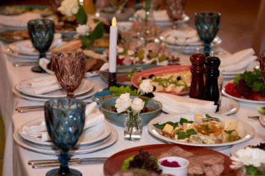 Ev partisi için güzel bir masa, güzel bir akşam yemeği, cam eşyalar, mumlar ve şampanya..