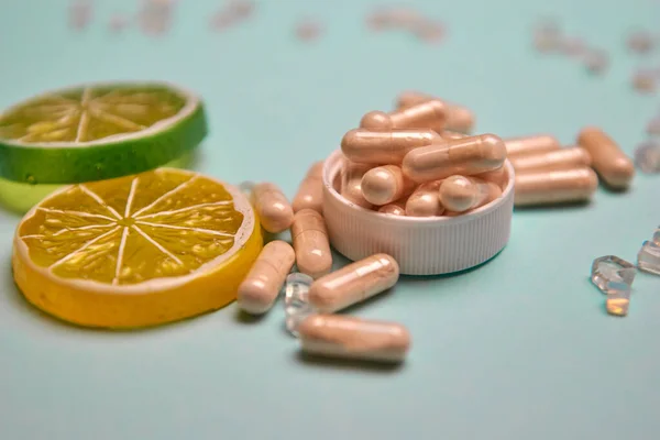 Muitas pílulas em um fundo colorido. Suplementos de saúde e medicamentos — Fotografia de Stock
