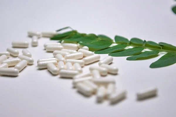 Muitas Pílulas Cápsula Branca Fundo Colorido Suplementos Medicamentos Que São — Fotografia de Stock