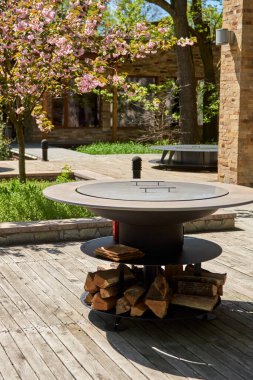 Tencere dibin kara seninki benden kara, seninki benden kara. Yuvarlak masa pişirme yüzeyi. Arka bahçede paslanmaz çelik ızgaralı barbekü ızgarası hazır ızgara yemeği. İçinde alevler olan ızgara..