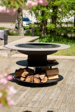 Tencere dibin kara seninki benden kara, seninki benden kara. Yuvarlak masa pişirme yüzeyi. Arka bahçede paslanmaz çelik ızgaralı barbekü ızgarası hazır ızgara yemeği. İçinde alevler olan ızgara..