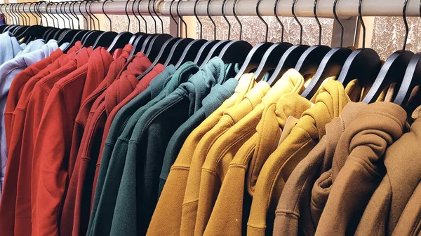 Sudaderas Colores Brillantes Colgando Una Tienda Moda Primer Plano Multicolor — Foto de Stock