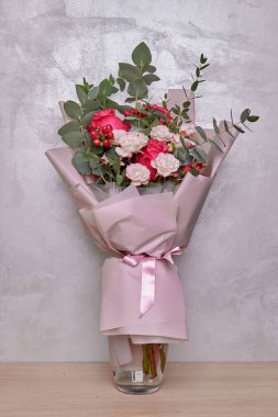 Taze, gür renkli karışık çiçekler buketi. Avrupa çiçekçi dükkânı konsepti. Çiçek teslimatı. Çiçekçinin dolabında çiçek açan güzel çiçekler.