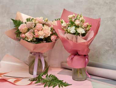 Taze, gür renkli karışık çiçekler buketi. Avrupa çiçekçi dükkânı konsepti. Çiçek teslimatı. Çiçekçinin dolabında çiçek açan güzel çiçekler.