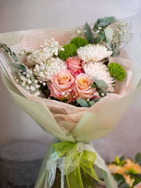 Taze, gür renkli karışık çiçekler buketi. Avrupa çiçekçi dükkânı konsepti. Çiçek teslimatı. Çiçekçinin dolabında çiçek açan güzel çiçekler.