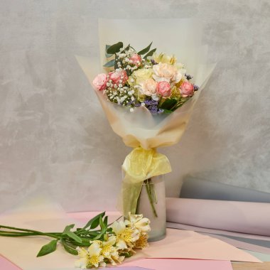 Taze, gür renkli karışık çiçekler buketi. Avrupa çiçekçi dükkânı konsepti. Çiçek teslimatı. Çiçekçinin dolabında çiçek açan güzel çiçekler.