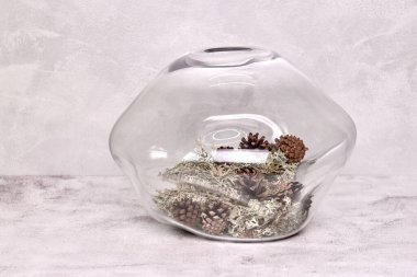 Dekoratif seramik vazo. Çiçek saksısında, açık gri mermer masa üzerinde suni bir çiçek aranjmanı. Şık İç dizayn