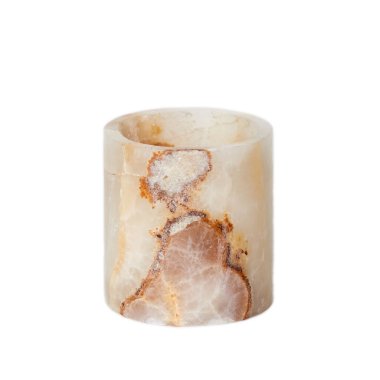 Şamdanlardaki dekoratif mermer mumlar. Şık İç dizayn.