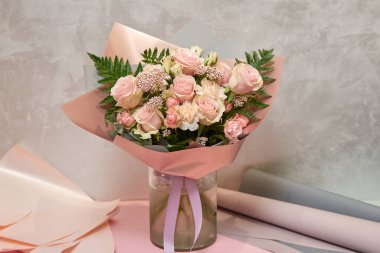 Taze, gür renkli karışık çiçekler buketi. Avrupa çiçekçi dükkânı konsepti. Çiçek teslimatı. Çiçekçinin dolabında çiçek açan güzel çiçekler.