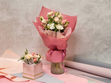 Taze, gür renkli karışık çiçekler buketi. Avrupa çiçekçi dükkânı konsepti. Çiçek teslimatı. Çiçekçinin dolabında çiçek açan güzel çiçekler.