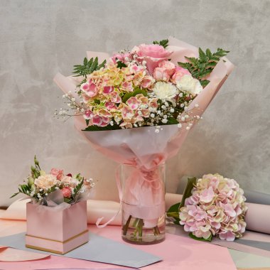 Taze, gür renkli karışık çiçekler buketi. Avrupa çiçekçi dükkânı konsepti. Çiçek teslimatı. Çiçekçinin dolabında çiçek açan güzel çiçekler.