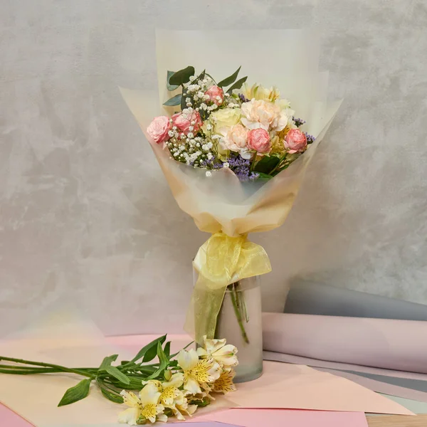 Taze, gür renkli karışık çiçekler buketi. Avrupa çiçekçi dükkânı konsepti. Çiçek teslimatı. Çiçekçinin dolabında çiçek açan güzel çiçekler.