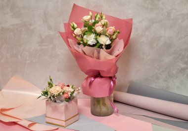 Taze, gür renkli karışık çiçekler buketi. Avrupa çiçekçi dükkânı konsepti. Çiçek teslimatı. Çiçekçinin dolabında çiçek açan güzel çiçekler.