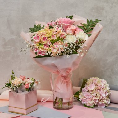 Taze, gür renkli karışık çiçekler buketi. Avrupa çiçekçi dükkânı konsepti. Çiçek teslimatı. Çiçekçinin dolabında çiçek açan güzel çiçekler.