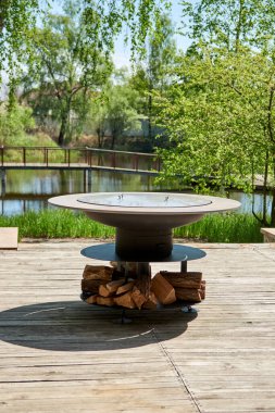 Demir Şebeke 'li Kettle Grill Pit. Yakacak odunlu yuvarlak masa pişirme yüzeyi. Arka bahçede paslanmaz çelik ızgaralı barbekü ızgarası hazır ızgara yemeği. İçinde alevler olan ızgara..