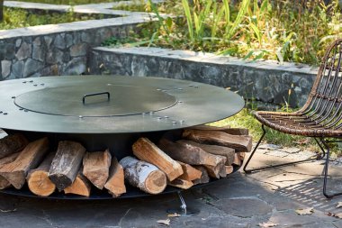 Demir Şebeke 'li Kettle Grill Pit. Yakacak odunlu yuvarlak masa pişirme yüzeyi. Arka bahçede paslanmaz çelik ızgaralı barbekü ızgarası hazır ızgara yemeği. İçinde alevler olan ızgara..