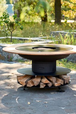 Demir Şebeke 'li Kettle Grill Pit. Yakacak odunlu yuvarlak masa pişirme yüzeyi. Arka bahçede paslanmaz çelik ızgaralı barbekü ızgarası hazır ızgara yemeği. İçinde alevler olan ızgara..