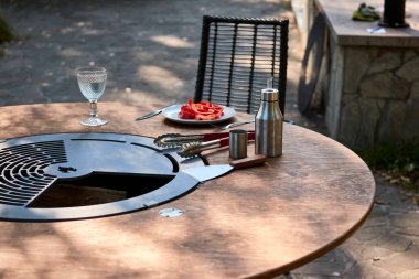 Demir Şebeke 'li Kettle Grill Pit. Yakacak odunlu yuvarlak masa pişirme yüzeyi. Arka bahçede paslanmaz çelik ızgaralı barbekü ızgarası hazır ızgara yemeği. İçinde alevler olan ızgara..