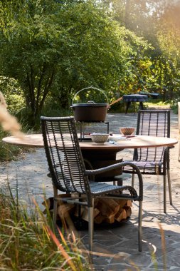 Demir Şebeke 'li Kettle Grill Pit. Yakacak odunlu yuvarlak masa pişirme yüzeyi. Arka bahçede paslanmaz çelik ızgaralı barbekü ızgarası hazır ızgara yemeği. İçinde alevler olan ızgara..