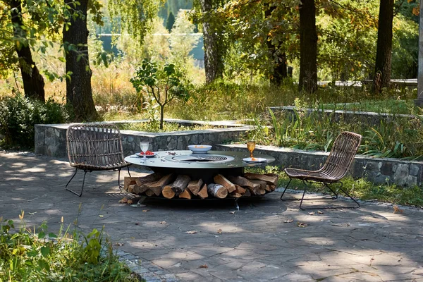 Wasserkocher Grill Pit Mit Gusseisen Gitter Runde Tisch Kochfläche Mit — Stockfoto