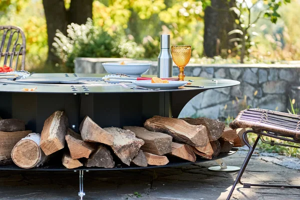 Kotel Gril Jáma Litinovou Mřížkou Kulatý Stůl Vaření Palivem Bbq — Stock fotografie