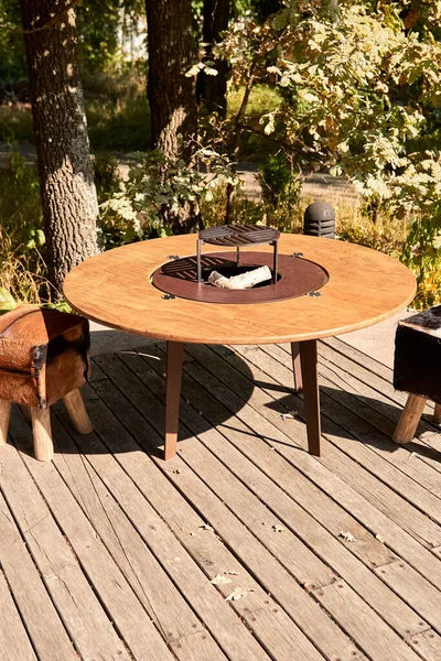 Demir Şebeke 'li Kettle Grill Pit. Yakacak odunlu yuvarlak masa pişirme yüzeyi. Arka bahçede paslanmaz çelik ızgaralı barbekü ızgarası hazır ızgara yemeği. İçinde alevler olan ızgara..