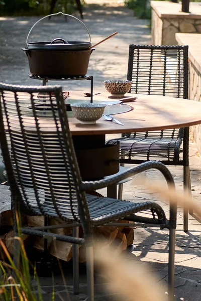 Wasserkocher Grill Pit Mit Gusseisen Gitter Runde Tisch Kochfläche Mit — Stockfoto