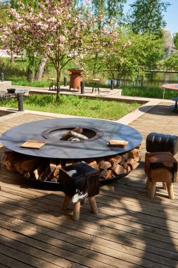 Tencere dibin kara seninki benden kara, seninki benden kara. Yuvarlak masa pişirme yüzeyi. Arka bahçede paslanmaz çelik ızgaralı barbekü ızgarası hazır ızgara yemeği. İçinde alevler olan ızgara..