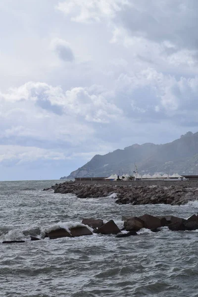 Deniz manzarası bulutlu ve dalgalı gökyüzü ile özel bir atmosfer yaratıyor.