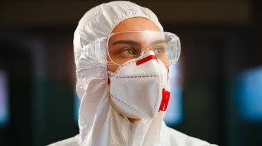 Kadın Doktor ya da Hemşire Önlük ve Koruyucu Maske ve Gözlük Pankartı Giyiyor.