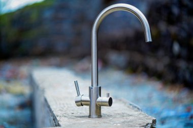 Karıştırıcı soğuk sıcak su. Modern musluk banyosu. Mutfak musluğu. İzole edilmiş beyaz arka plan. Krom kaplı metal..