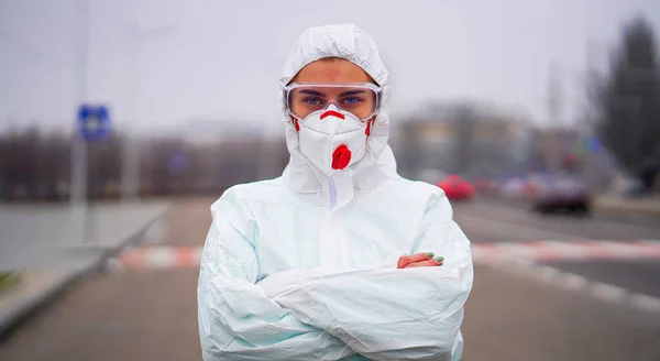 Γυναίκα Γιατρός Νοσοκόμα Φορώντας Scrubs Και Προστατευτική Μάσκα Και Γυαλιά — Φωτογραφία Αρχείου