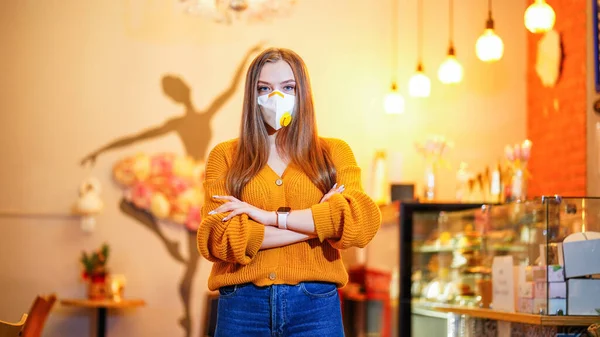 Een Vrouw Een Bakkerij Met Een Masker Het Coronavirus Voorkomen — Stockfoto