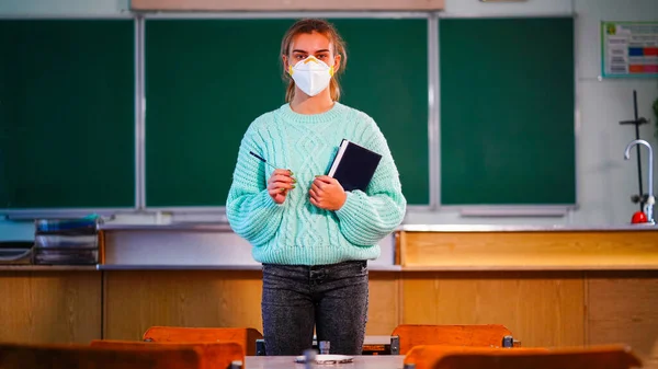 Leraar Met Gezichtsmasker Verwelkomt Kinderen Terug School Afsluiting Terug Naar — Stockfoto