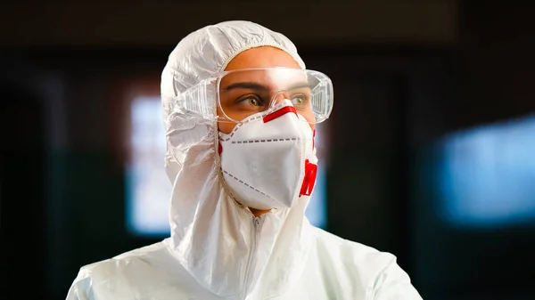 Γυναίκα Γιατρός Νοσοκόμα Φορώντας Scrubs Και Προστατευτική Μάσκα Και Γυαλιά — Φωτογραφία Αρχείου