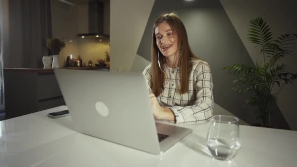 Nő dolgozik otthonról, van egy videohívás kollégáival. — Stock videók