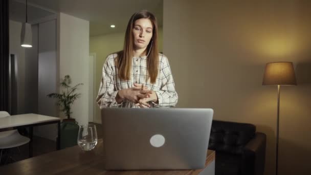 Mujer trabajando desde casa. Tener una videollamada con colegas. — Vídeo de stock