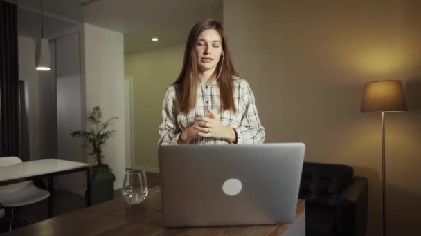 Mujer trabajando desde casa, haciendo una videollamada con sus colegas. — Vídeo de stock