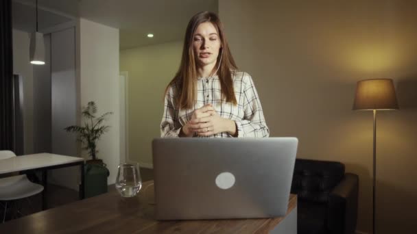 Vrouw werken vanuit huis, het hebben van een video gesprek met collega 's. — Stockvideo