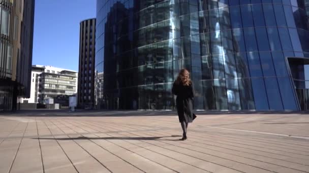 Young Business Woman Goes In The Office Building. View from the back — Stok video