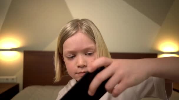 Leuke Blond Jongen, Vrolijke Kid Spelen Spelletjes Aan de telefoon — Stockvideo