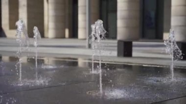 Şehirdeki bir iş merkezinde çeşme. Modern mimari