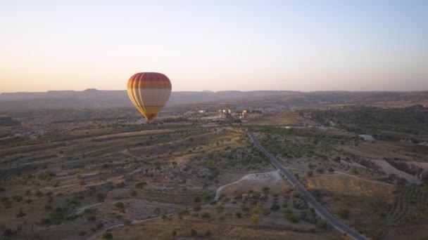 Balon na gorące powietrze w locie. Widok panoramiczny — Wideo stockowe