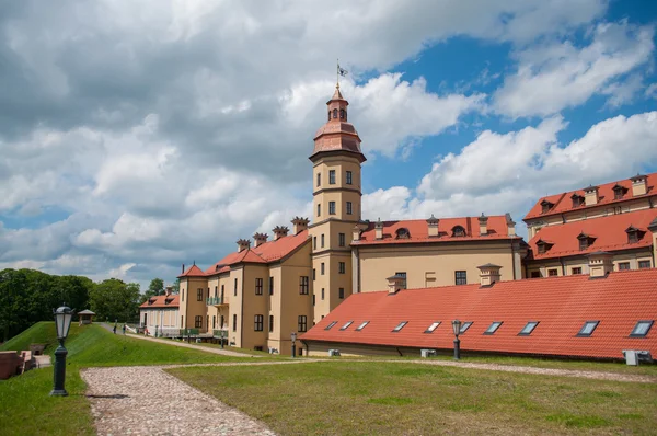 Nesvizh es una ciudad en Bielorrusia y la ubicación del castillo de Nesvizh . — Foto de Stock
