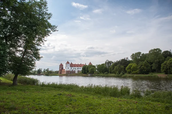 Il complesso del castello di Mirsky è un patrimonio mondiale dell'UNESCO a Bel — Foto Stock