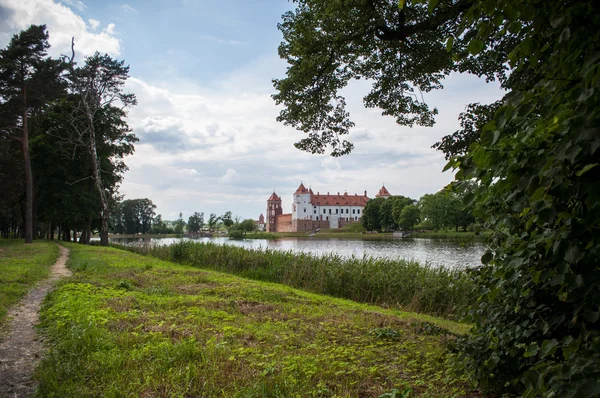 Mirsky hradní komplex je Unesco světového dědictví UNESCO v Bel — Stock fotografie