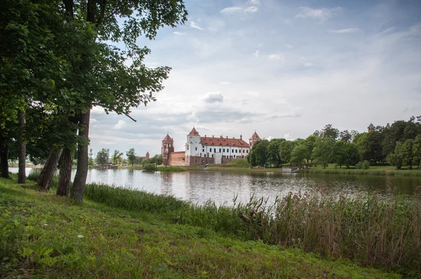 El Complejo del Castillo de Mirsky es Patrimonio de la Humanidad por la UNESCO en Bel — Foto de Stock