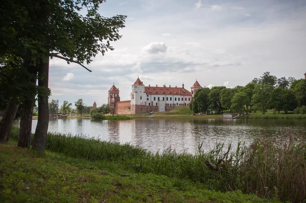 Mirsky Castle Complex jest wpisanego na listę Światowego Dziedzictwa UNESCO w Bel — Zdjęcie stockowe