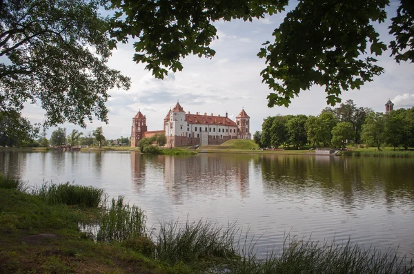 El Complejo del Castillo de Mirsky es Patrimonio de la Humanidad por la UNESCO en Bel — Foto de Stock